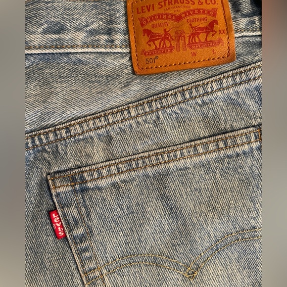 Levi’s 501 High Rise Rhinestone Raw Hem Denim Shorts Light Wash Sz 29 - Picture 6 of 9